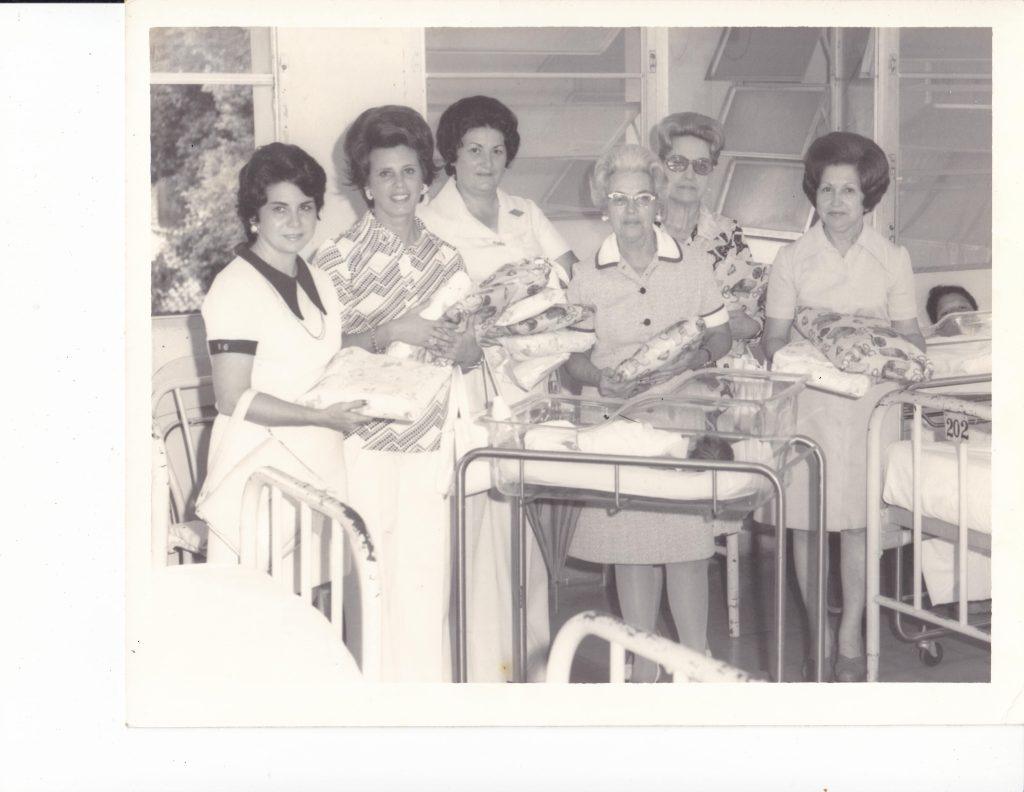 Julio, 1974. Entrega de canastillas a la Sala de Maternidad del Hospital Santo Tomás en conmemoración del 25 de julio.
