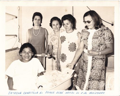 Entrega de canastilla al primer bebé nacido el 3 de noviembre.