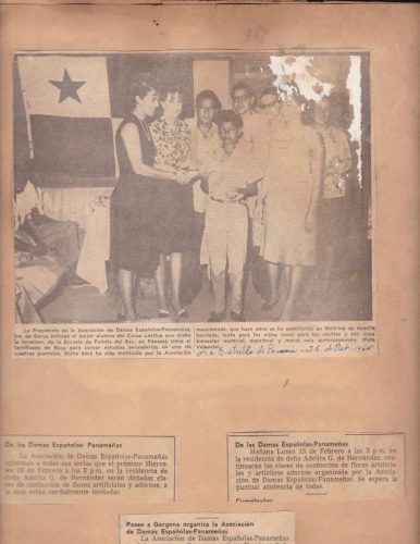 Entrega de certificado de Beca a estudiante de Puente del Rey, para estudios secundarios.