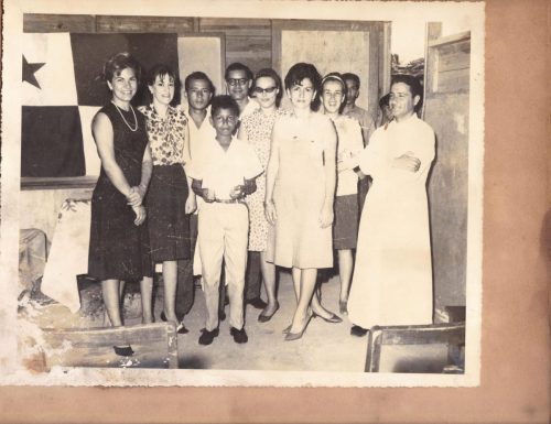 Entrega de certificado de Beca a estudiante de Puente del Rey, para estudios secundarios.