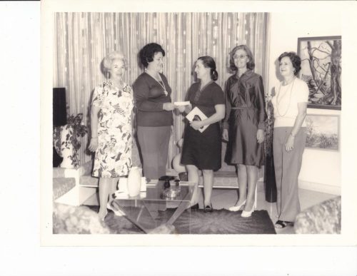 Marzo, 1974. Entrega de beca a la Sra. de Ramos.