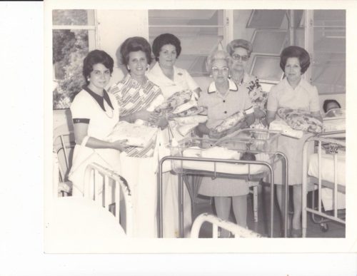 Julio, 1974. Entrega de canastillas a la Sala de Maternidad del Hospital Santo Tomás en conmemoración del 25 de julio.